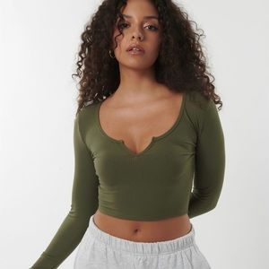 The notch kylie tee shirt in the colour army green.